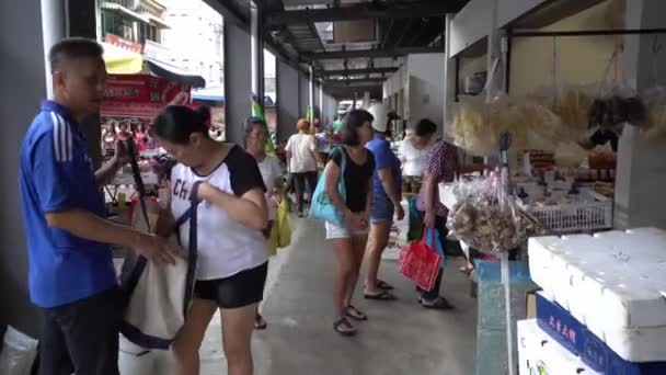 Mensen gaan winkelen op de ochtend markt — Stockvideo