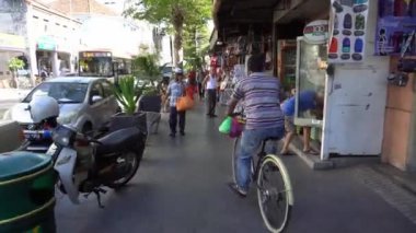 İnsanlar Penang Yolu 'nda alışveriş yapıyor..