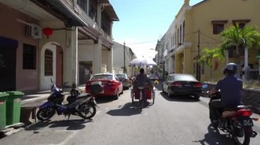 Trishaw şöförünün Muntri caddesine doğru Dolly hamlesi. Yolcuyu kasabaya getir..