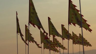 Sarı Çin tapınağı bayrağı altın gündoğumunda parlıyor.