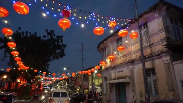 Plan incliné de la circulation dans la rue avec lanterne suspendue. — Video