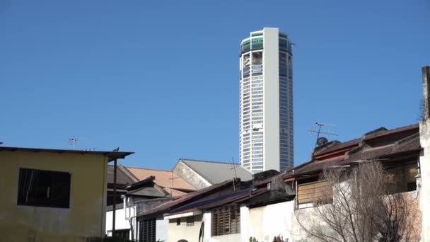 KOMTAR budynek ze starym budynkiem pod błękitnym niebem. — Wideo stockowe