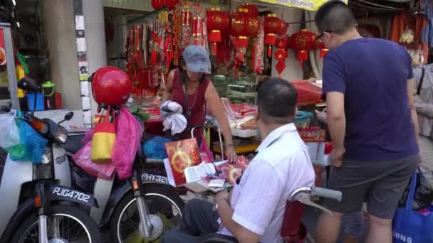 Hawker verkoopt kalender op de ochtend markt. — Stockvideo