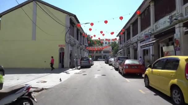 Lebuh Keng Kwee s lucernou dekorace ve starém domě. — Stock video