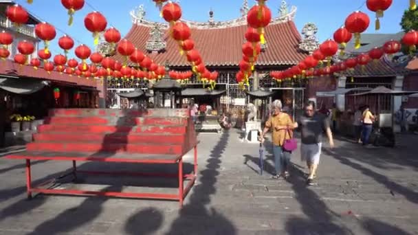 Los chinos van al templo a rezar por la mañana. — Vídeos de Stock