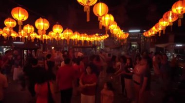 Merhamet Tanrıçası tapınağı dua eden kalabalıkla dolu.