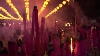 Tapınakta ejderha tütsüsü yakmak tapınaktakilerin işi..