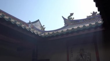 Tapınağın çatısının mimarisi. Işın ışığıyla..