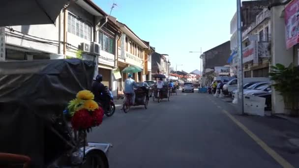 Gimbal tiro trishaws conductor traer el punto turístico turístico en George Town. — Vídeos de Stock