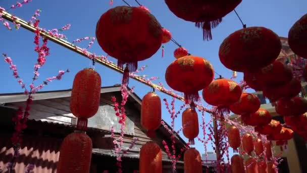 Röd lykta dekorerad vid ingången till templet. — Stockvideo