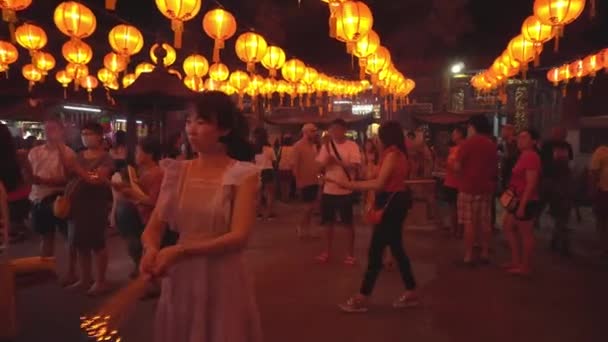 İnsanlar Çin Yeni Yıl Arifesi 'nde tapınağa dua etmeye giderler.. — Stok video