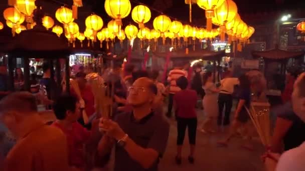 Chinesen beten während des chinesischen Neujahrsfestes zu Gottheiten. — Stockvideo