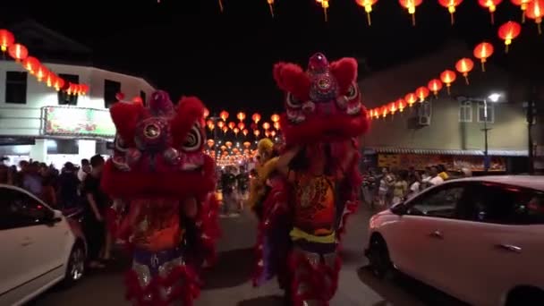 Китайский танец льва на улице во время празднования китайского нового года. — стоковое видео