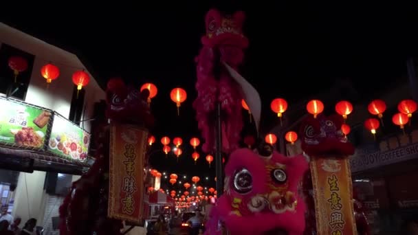 Tilt shot chinese lion dance stand at pole with blessing banner. — Stock Video