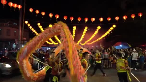 Dragon dance perform at street κατά τη διάρκεια της κινεζικής νέο έτος. — Αρχείο Βίντεο