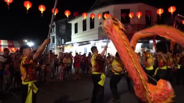 Китайский танец дракона на улице во время китайского Нового года. — стоковое видео
