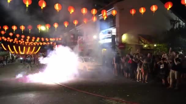 Bolachas de fogo é luz na rua decorada com lanterna vermelha — Vídeo de Stock