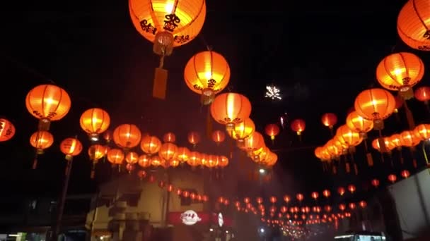 음력으로 새해에는 중국 사원 근처에 전시되어 있는 불꽃놀이. — 비디오