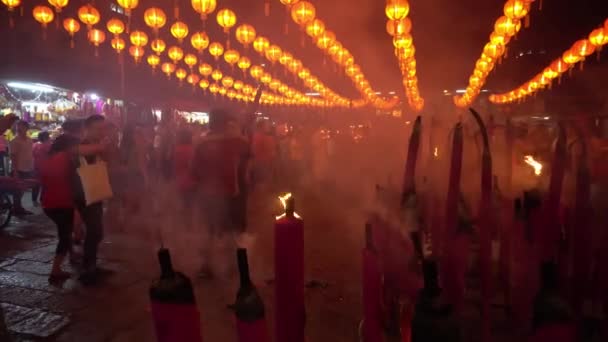 Los devotos queman el palo de joss de dragón en el templo durante el año nuevo chino. — Vídeo de stock