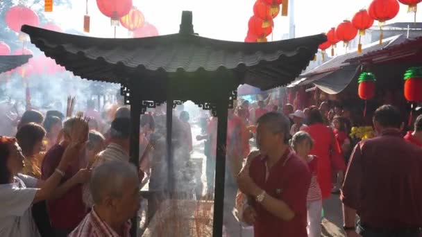 Os devotos chineses rezam no templo durante o ano novo chinês . — Vídeo de Stock