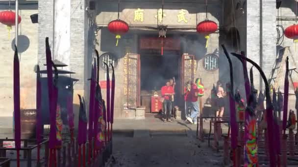 中国人在寺庙里祈祷 — 图库视频影像