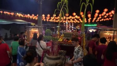 Çin duası tütsü yakar, geceleri yılan tapınağına yapışır..