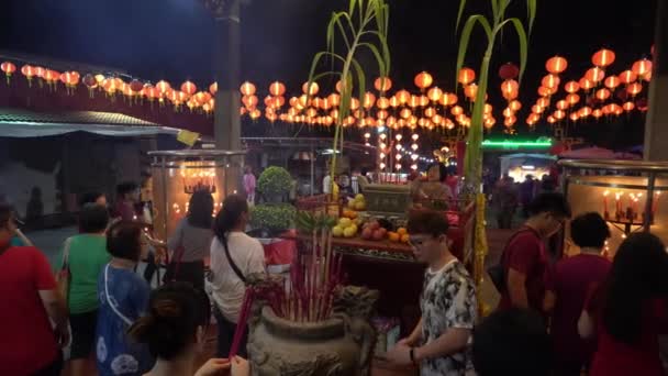 Čínská modlitba hořet kadidlo hůl v hadím chrámu v noci. — Stock video