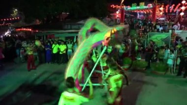 Çin yeni yılı boyunca yılan tapınağında ejderha dansı..