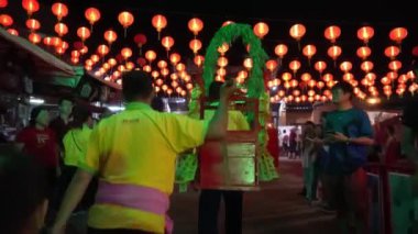 Çinliler yılan tapınağına tütsü taşırlar..