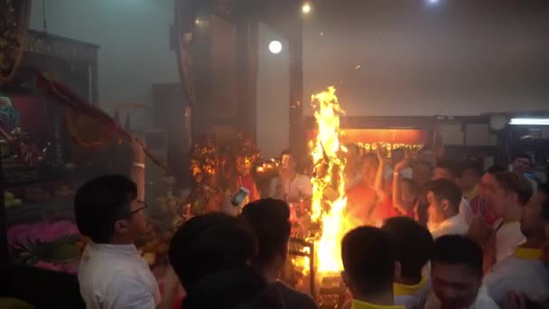 Cérémonie d'observation du feu au temple des serpents. — Video