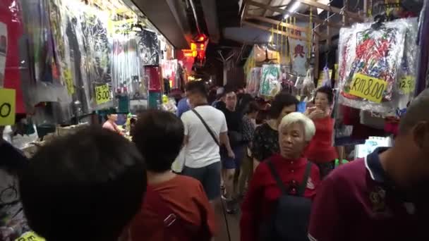 Cuervos en tienda de recuerdos en Chew Jetty. — Vídeos de Stock