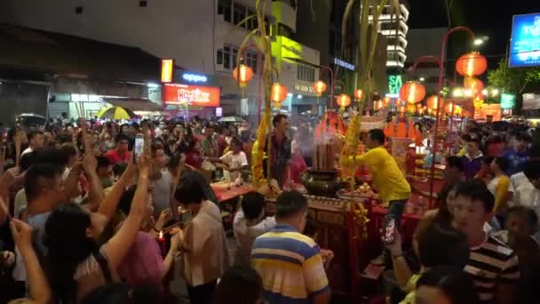 Toegewijden bidden in Chew Jetty tijdens Chinees Nieuwjaar — Stockvideo