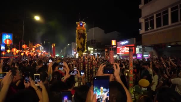 Multidões registram momento animado de salto de dança de leão em palafitas — Vídeo de Stock
