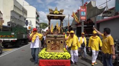 Çinliler Tanrı 'yı tahtırevanda ittiler..