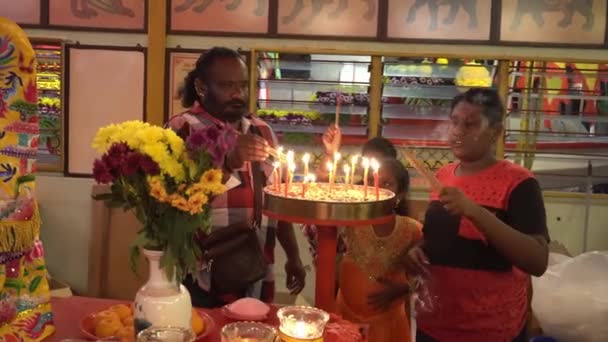 Ινδοί πιστοί καίνε το θυμίαμα με κόκκινο κερί στο Chew Jetty — Αρχείο Βίντεο