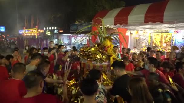 Devotees pile up the joss paper in front of chinese temple. — Stock Video