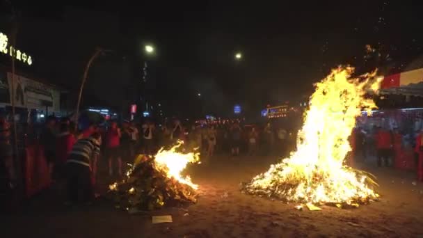 Pálení joss papíru na ulici během narozenin Nefritového císaře. — Stock video