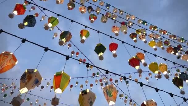 熱気球の装飾品は夕暮れ時の下に掛けられている. — ストック動画