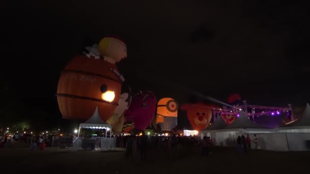 Éjszakai ragyogás show a hőlégballon Fiesta. — Stock videók