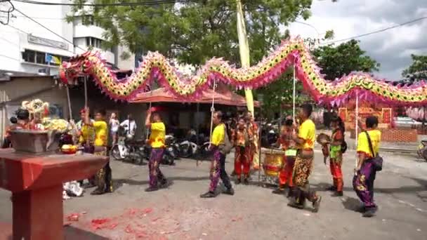 Dragon dance and lion dance at Chew Jetty. — Stock Video