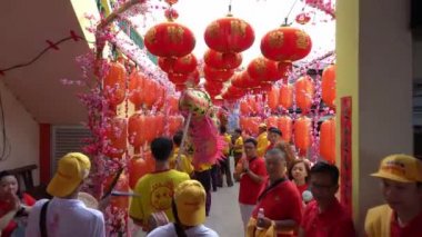 Fenerin geçişinde ejderha dansı yürüyüşü.