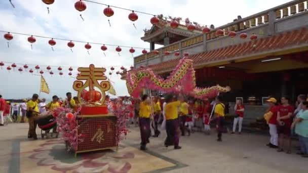 Çin yılbaşında Hean Boo Thean tapınağında ejderha dansı gösterisi. — Stok video