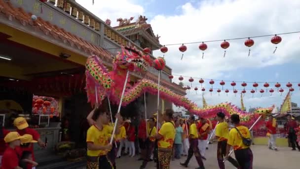 Κινέζικος χορός δράκων σε κινέζικο ναό την ημέρα. — Αρχείο Βίντεο