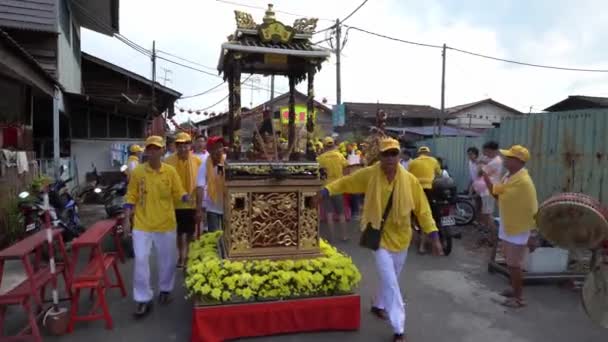 Les dévots tirent et poussent la divinité en procession. — Video