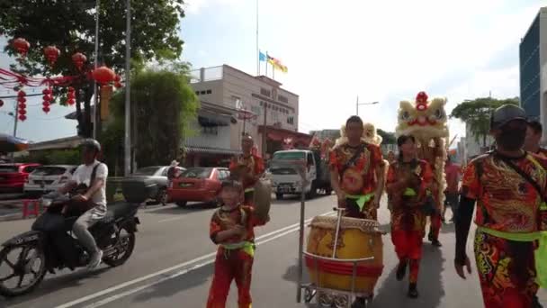 Танец льва с гонгом и барабаном на улице. — стоковое видео