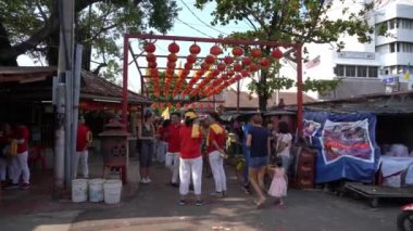 Malaylı turistler Çin yılbaşında Chew Jetty 'yi ziyaret ediyor..