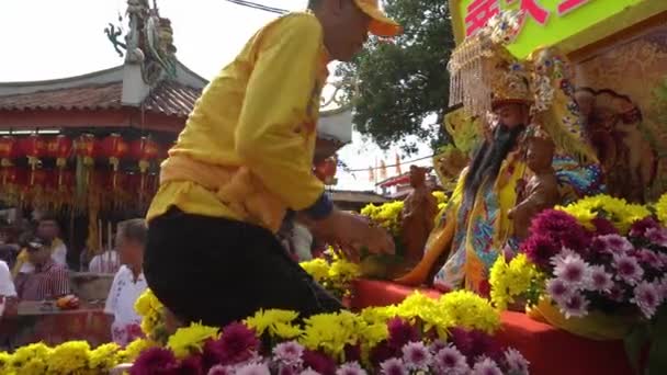 Les dévots portent la statue de la divinité. — Video