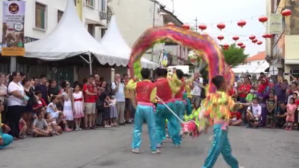 Action rapide dragon danse à la rue. — Video