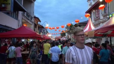 Çin Yeni Yılı boyunca kalabalık caddelerde yürüyün..