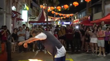 Çince yılbaşında sokak ortasında yangın sanatları yapan bir sokak müzisyeni..